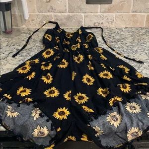 Super cute sunflower romper never worn